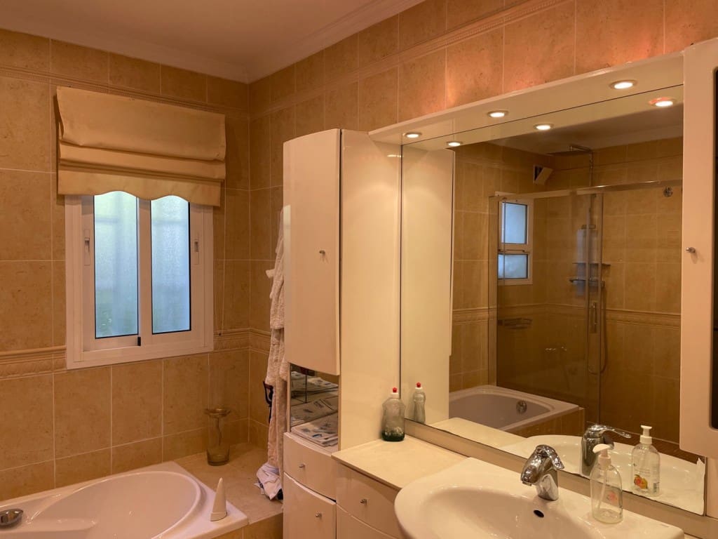 4 bedroom Villa for sale in Nerja with pool - € 699,000 (Ref: 7148330)