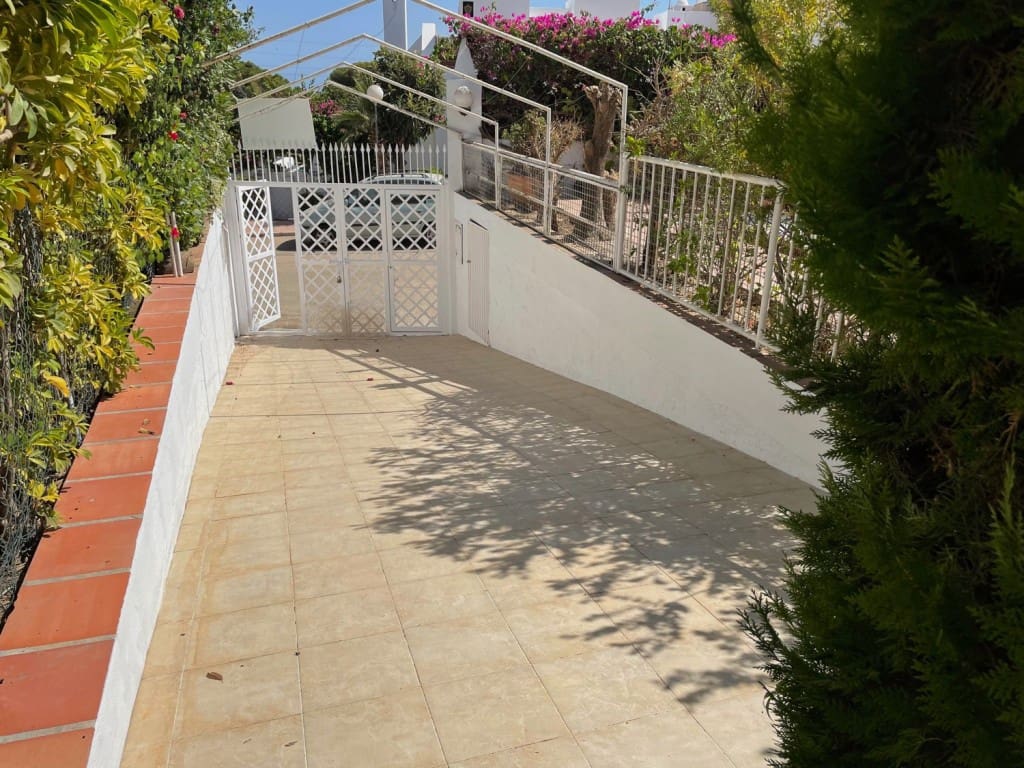 4 bedroom Villa for sale in Nerja with pool - € 699,000 (Ref: 7148330)