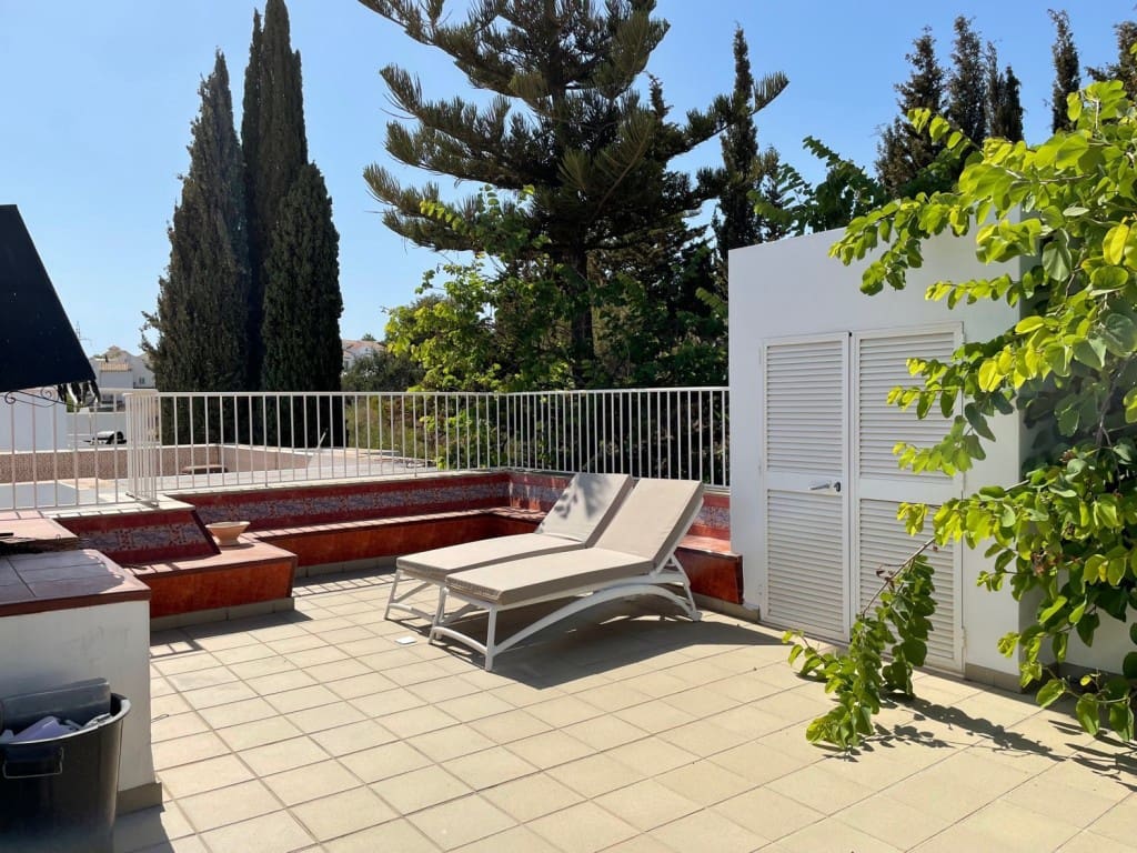 4 bedroom Villa for sale in Nerja with pool - € 699,000 (Ref: 7148330)