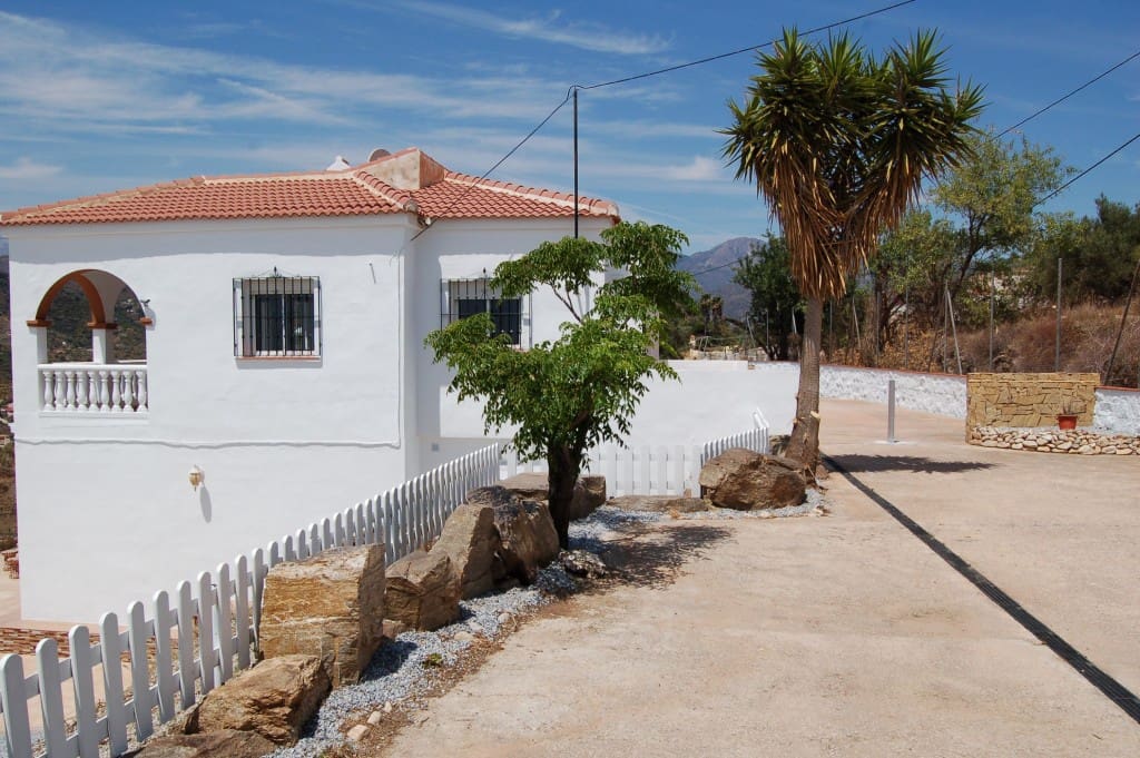 3 bedroom Villa for rent in Torrox with garage - € 1,200 (Ref: 7571685)