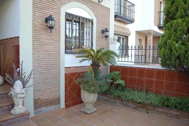 5 quarto Casa em Banda para venda em Nerja com piscina - 416 000 € (Ref: 7678501)