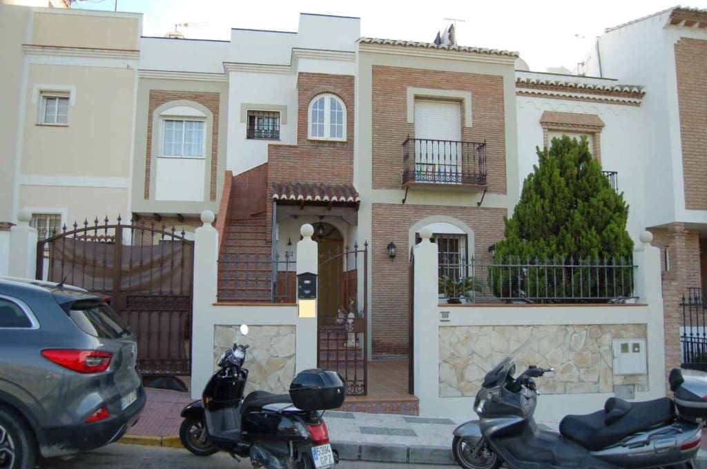5 quarto Casa em Banda para venda em Nerja com piscina - 416 000 € (Ref: 7678501)