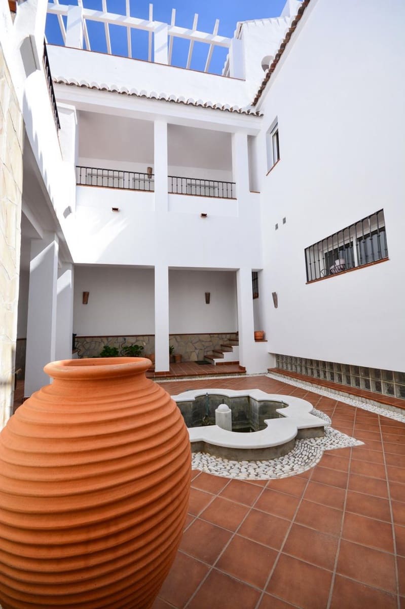 9 slaapkamer Villa te koop in Frigiliana met zwembad - € 1.200.000 (Ref: 7990533)