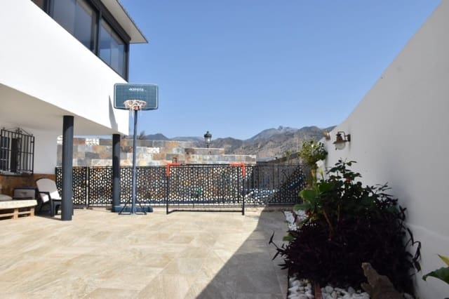 Chalet de 3 habitaciones en Nerja en venta con piscina garaje - 625.000 € (Ref: 8247484)