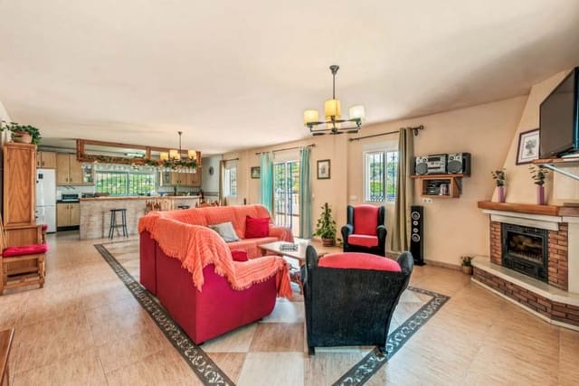 Finca/Casa Rural de 4 habitaciones en Nerja en alquiler con piscina - 1.300 € (Ref: 8315954)