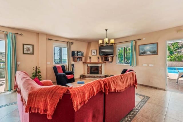 Finca/Casa Rural de 4 habitaciones en Nerja en alquiler con piscina - 1.300 € (Ref: 8315954)