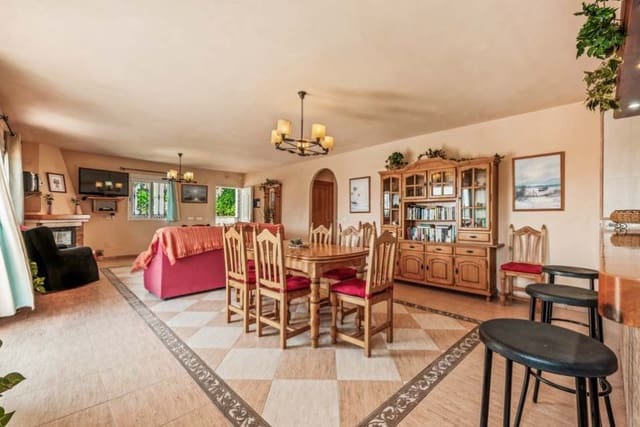 Finca/Casa Rural de 4 habitaciones en Nerja en alquiler con piscina - 1.300 € (Ref: 8315954)