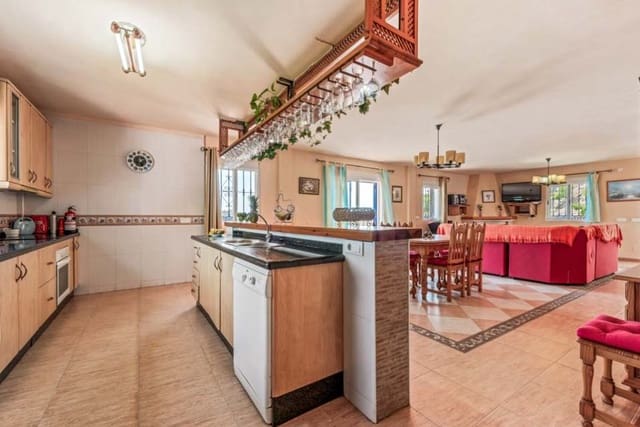 Finca/Casa Rural de 4 habitaciones en Nerja en alquiler con piscina - 1.300 € (Ref: 8315954)