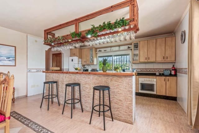 Finca/Casa Rural de 4 habitaciones en Nerja en alquiler con piscina - 1.300 € (Ref: 8315954)