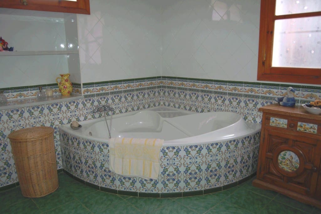 3 bedroom Villa for sale in Nerja with pool - € 995,000 (Ref: 8315955)