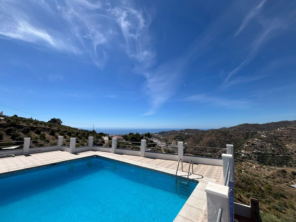 3 bedroom Finca/Country House for rent in Torrox with pool garage - € 1,600 (Ref: 8362225)