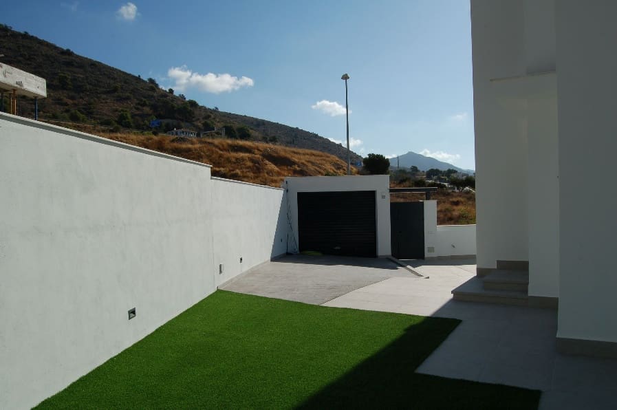 4 bedroom Villa for sale in Nerja with pool - € 865,000 (Ref: 8533804)