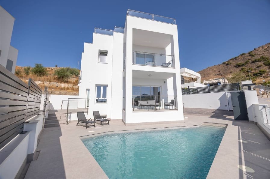 4 bedroom Villa for sale in Nerja with pool - € 865,000 (Ref: 8533804)