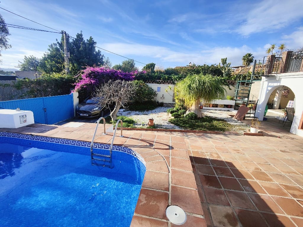 3 bedroom Villa for sale in Nerja with pool garage - € 370,000 (Ref: 8610369)