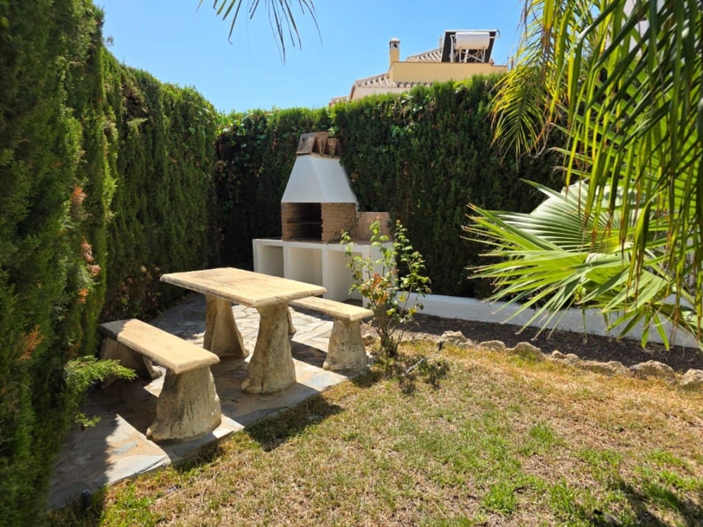 4 bedroom Apartment for sale in Nerja with pool - € 390,000 (Ref: 8926143)