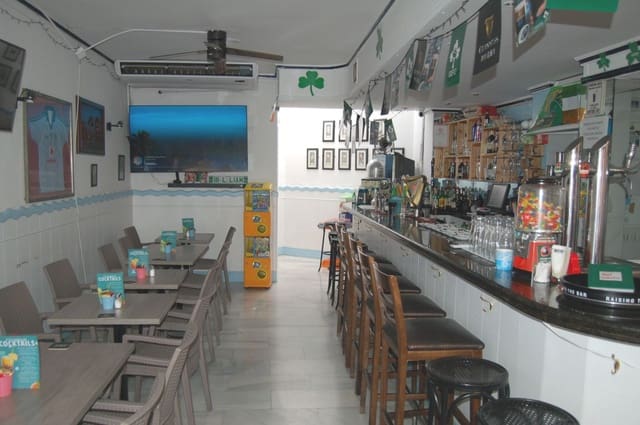 10 slaapkamer Restaurant/bar te koop in Nerja - € 110.000 (Ref: 9023015)