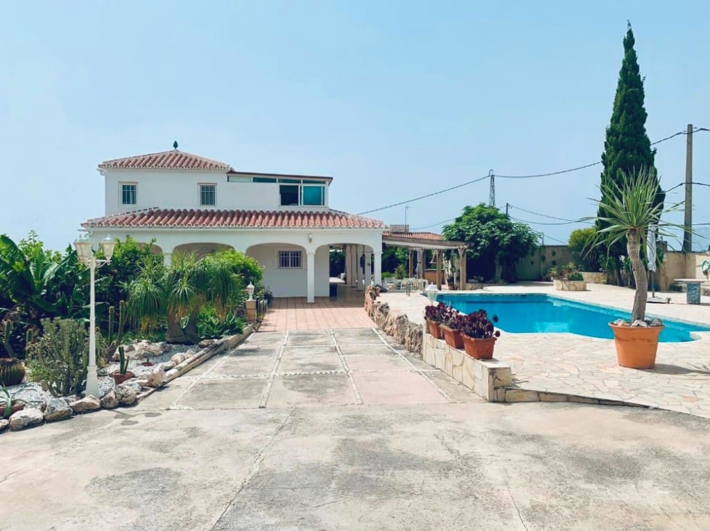 3 bedroom Villa for sale in Nerja with pool garage - € 695,000 (Ref: 9065044)