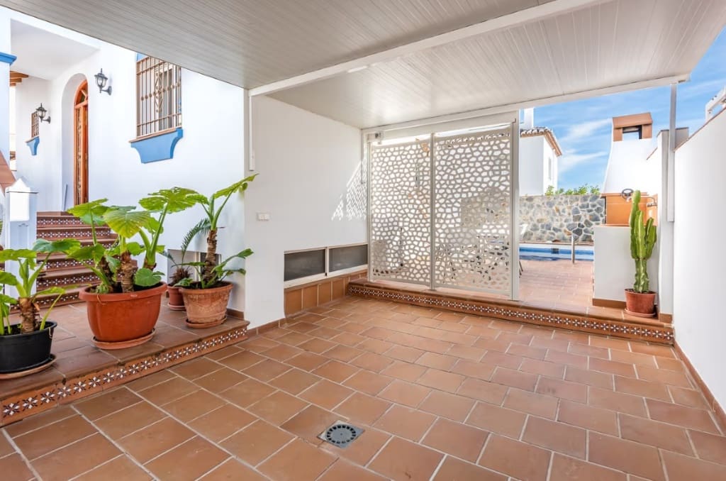 3 soveværelse Byhus til leje i Nerja med swimmingpool - € 1.200 (Ref: 9081404)