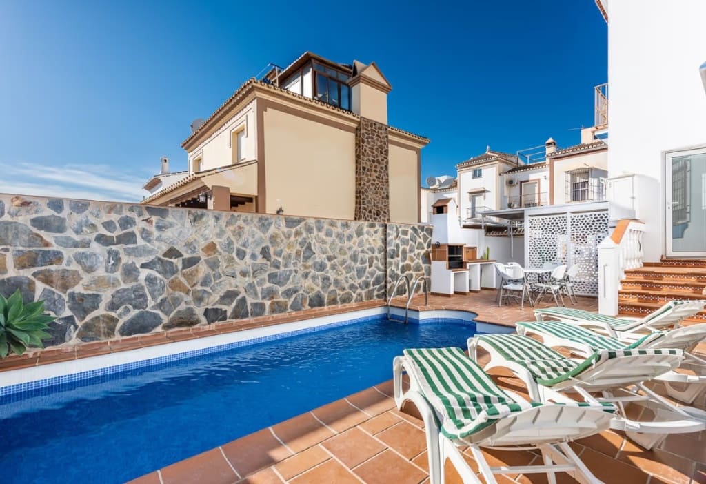 3 soveværelse Byhus til leje i Nerja med swimmingpool - € 1.200 (Ref: 9081404)