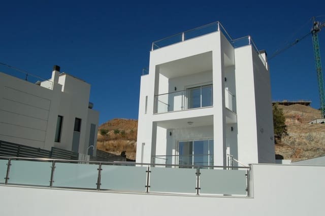 4 soveværelse Villa til leje i Nerja med swimmingpool - € 2.700 (Ref: 9165652)