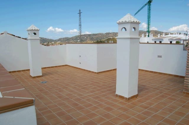 2 bedroom Penthouse for rent in Frigiliana with pool - € 1,200 (Ref: 9272322)