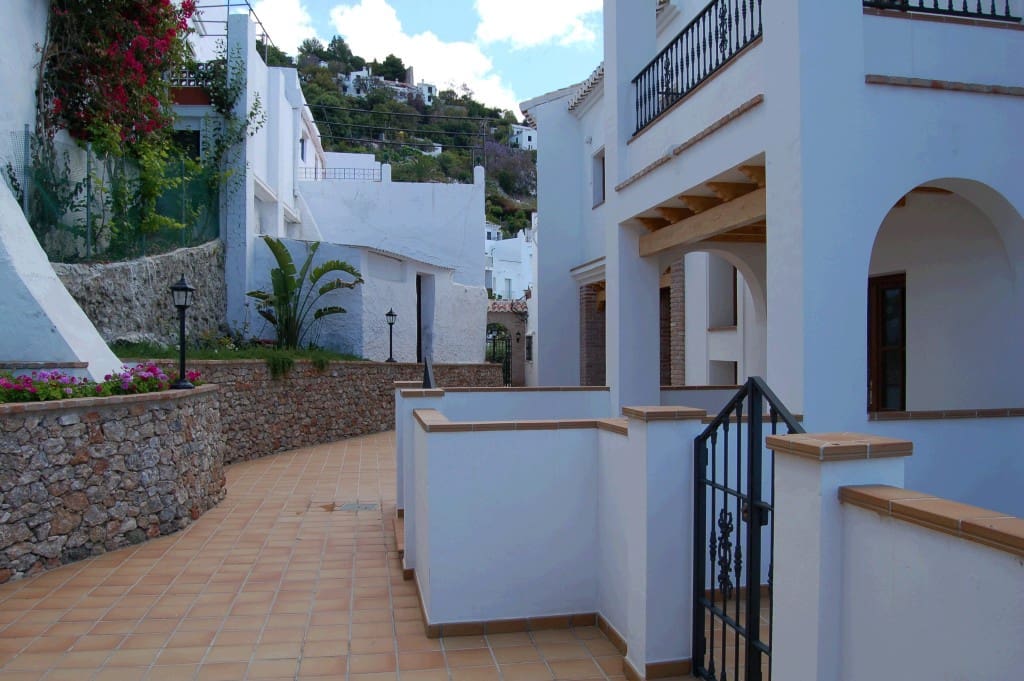 2 bedroom Penthouse for rent in Frigiliana with pool - € 1,200 (Ref: 9272322)