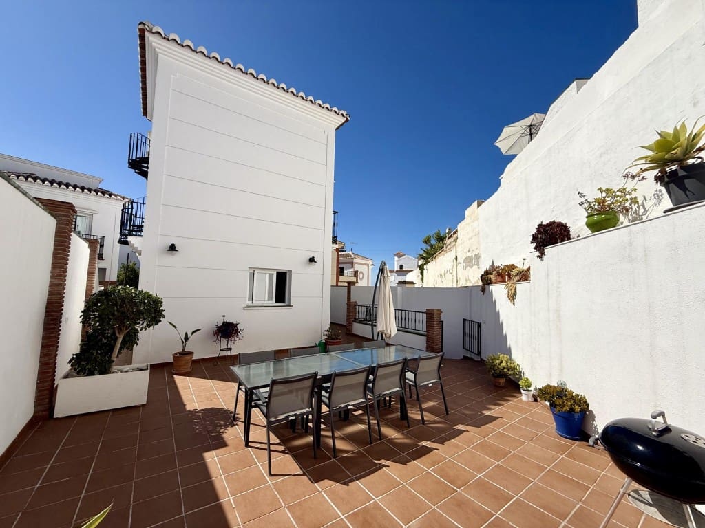 3 bedroom Villa for sale in Nerja with pool garage - € 675,000 (Ref: 9276160)