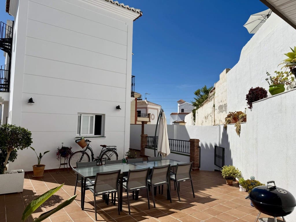 3 bedroom Villa for sale in Nerja with pool garage - € 675,000 (Ref: 9276160)