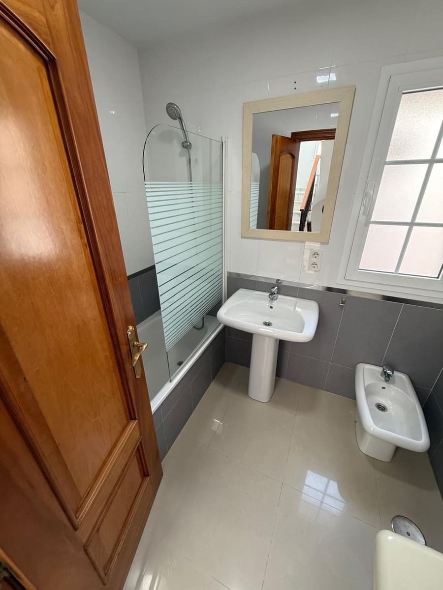 3 bedroom Townhouse for rent in Nerja with pool - € 1,700 (Ref: 9426940)