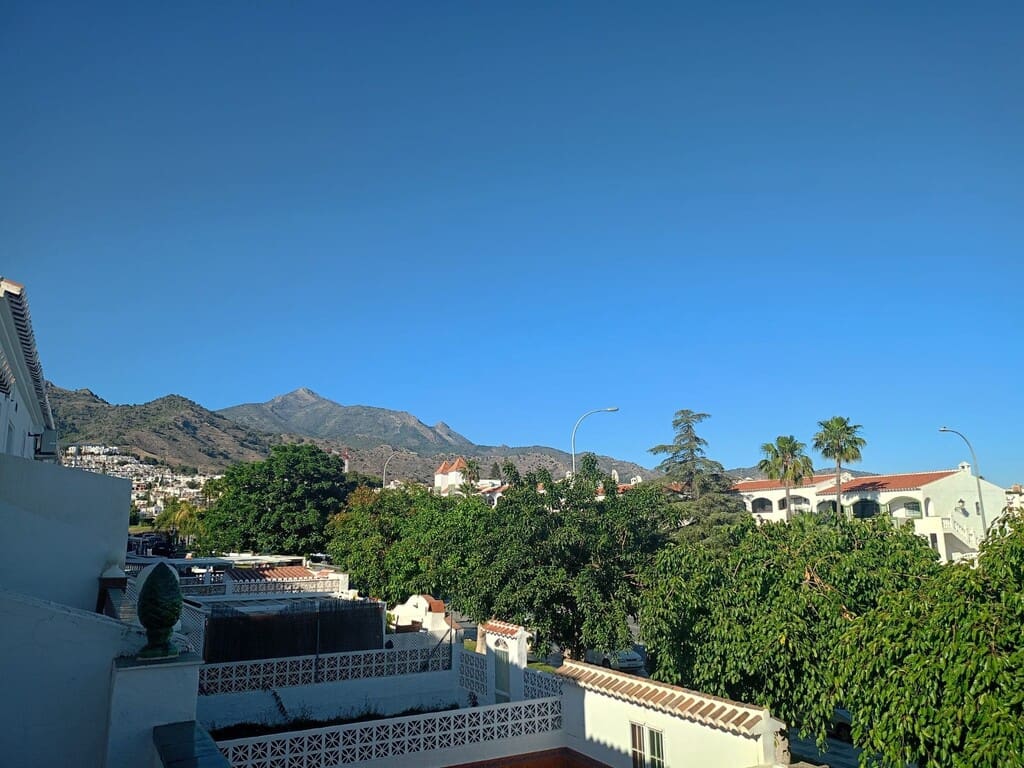 3 slaapkamer Huis te koop in Nerja met garage - € 549.000 (Ref: 9875851)