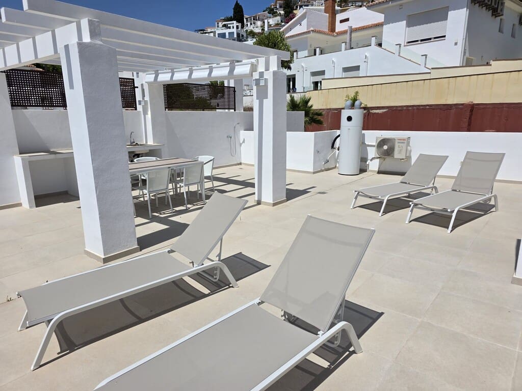 3 soverom Hus til leie i Nerja med svømmebasseng garasje - € 2 000 (Ref: 9972985)