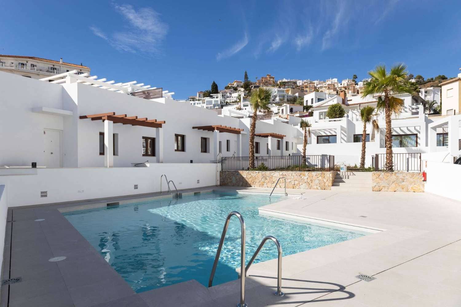 2 soverom Rekkehus til salgs i Nerja med svømmebasseng garasje - € 524 000 (Ref: 10166085)
