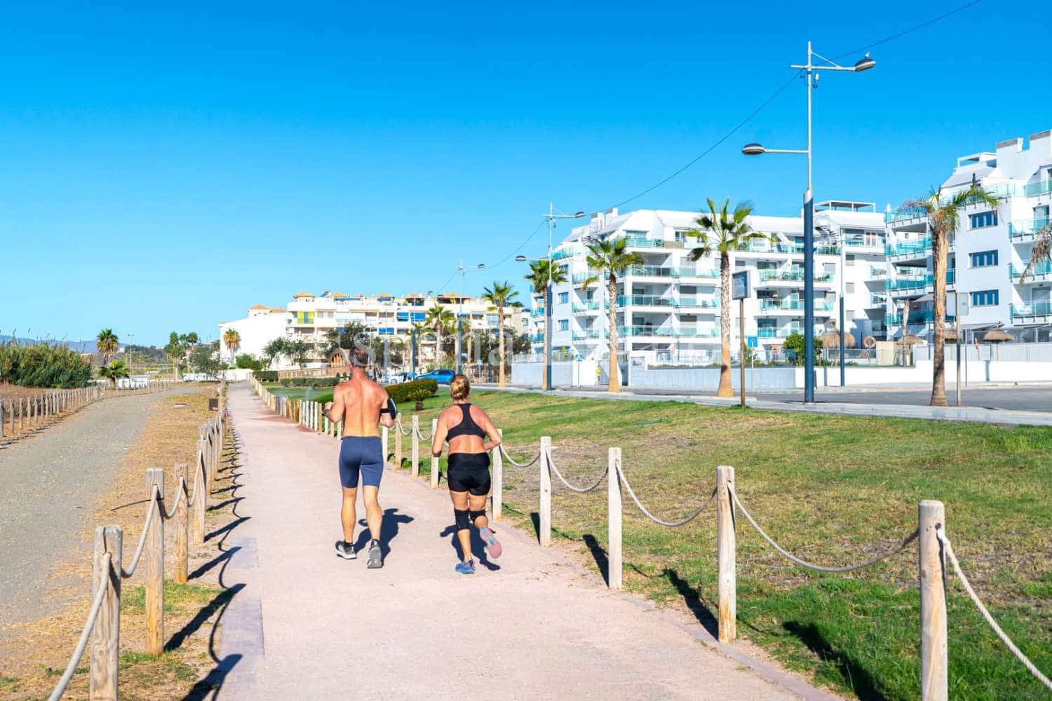 2 soveværelse Strandlejlighed til salg i Torrox Park med swimmingpool garage - € 235.000 (Ref: 9042007)