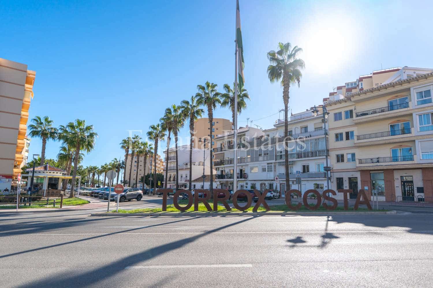 2 soverom Strandleiligheter til salgs i Torrox-Costa med svømmebasseng garasje - € 318 000 (Ref: 9115880)