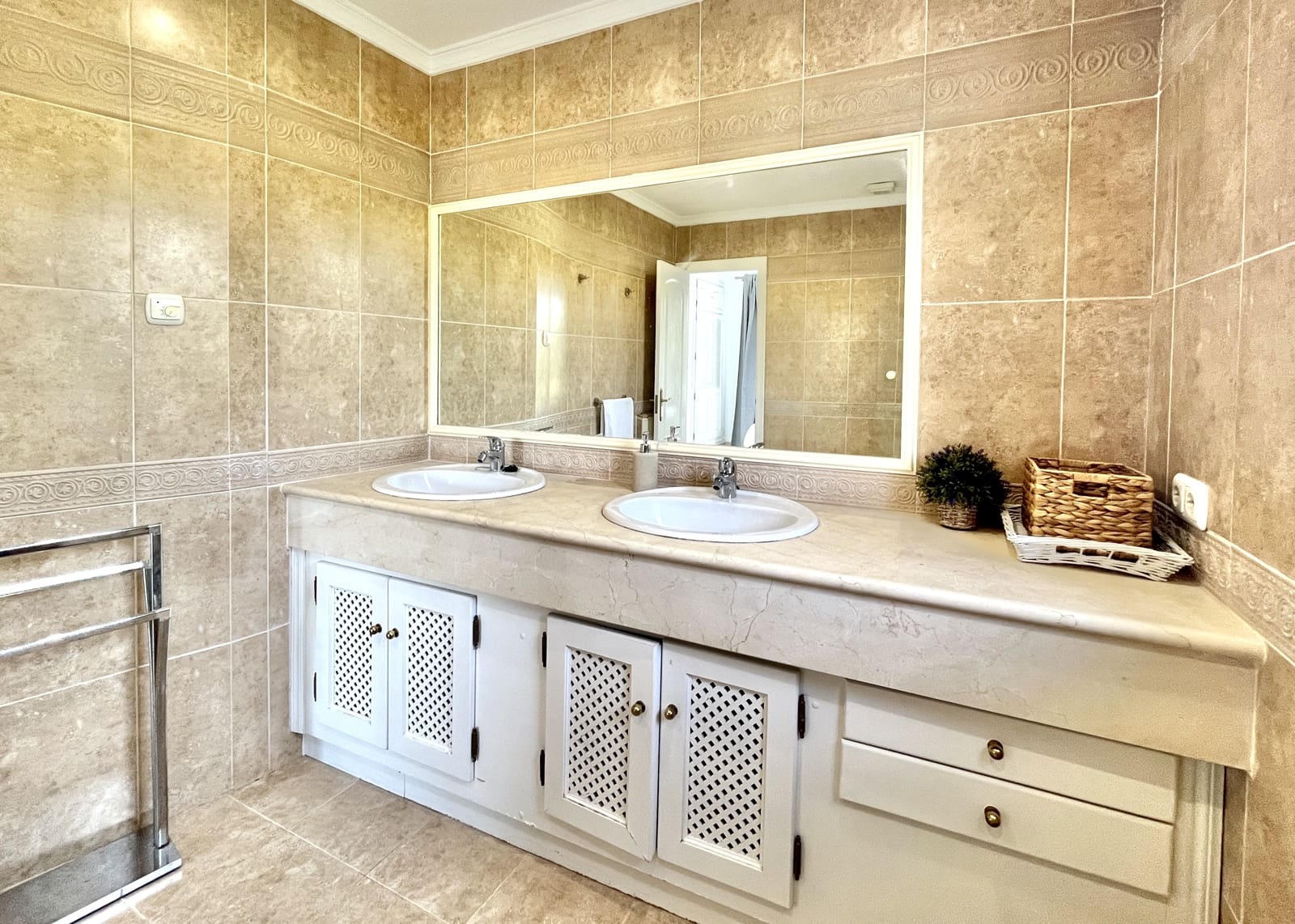 5 Zimmer Villa zu verkaufen in Sotogrande mit Pool Garage - 1.150.000 € (Ref: 8535613)