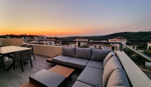 Ático de 3 habitaciones en Sotogrande Alto, San Roque en venta con piscina garaje - 695.000 € (Ref: 9101304)