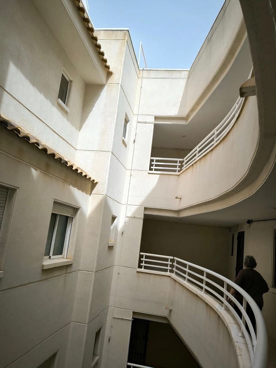 2 Zimmer Apartment zu verkaufen in Torrevieja mit Pool Garage - 142.000 € (Ref: 8918447)