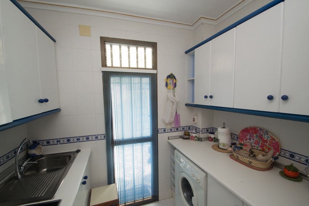 2 bedroom Apartment for sale in Torrevieja - € 135,000 (Ref: 9000318)