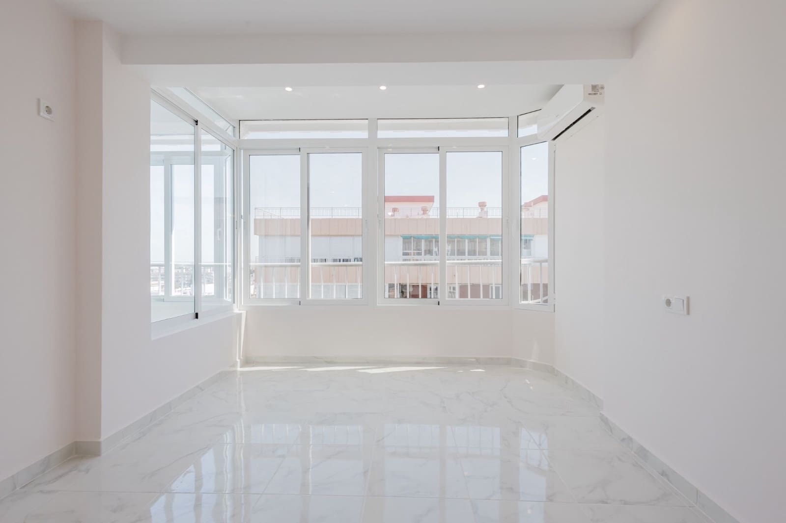 Apartamento de 3 habitaciones en Torrevieja en venta con piscina - 345.000 € (Ref: 9099546)