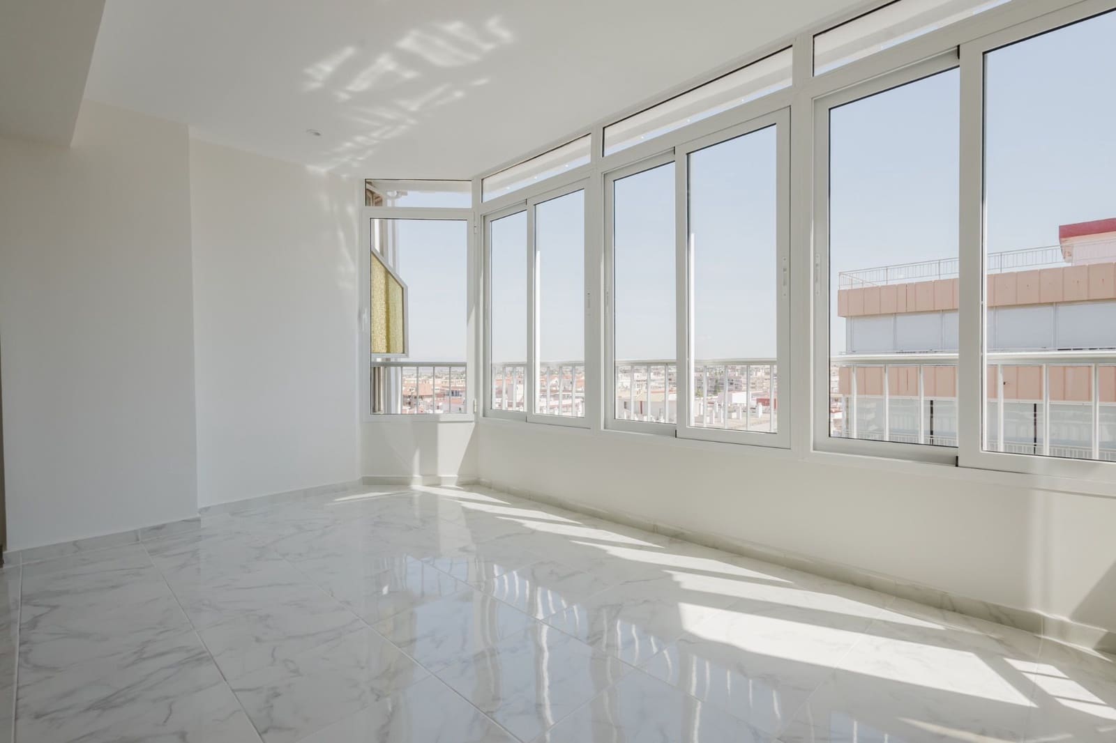 Apartamento de 3 habitaciones en Torrevieja en venta con piscina - 345.000 € (Ref: 9099546)