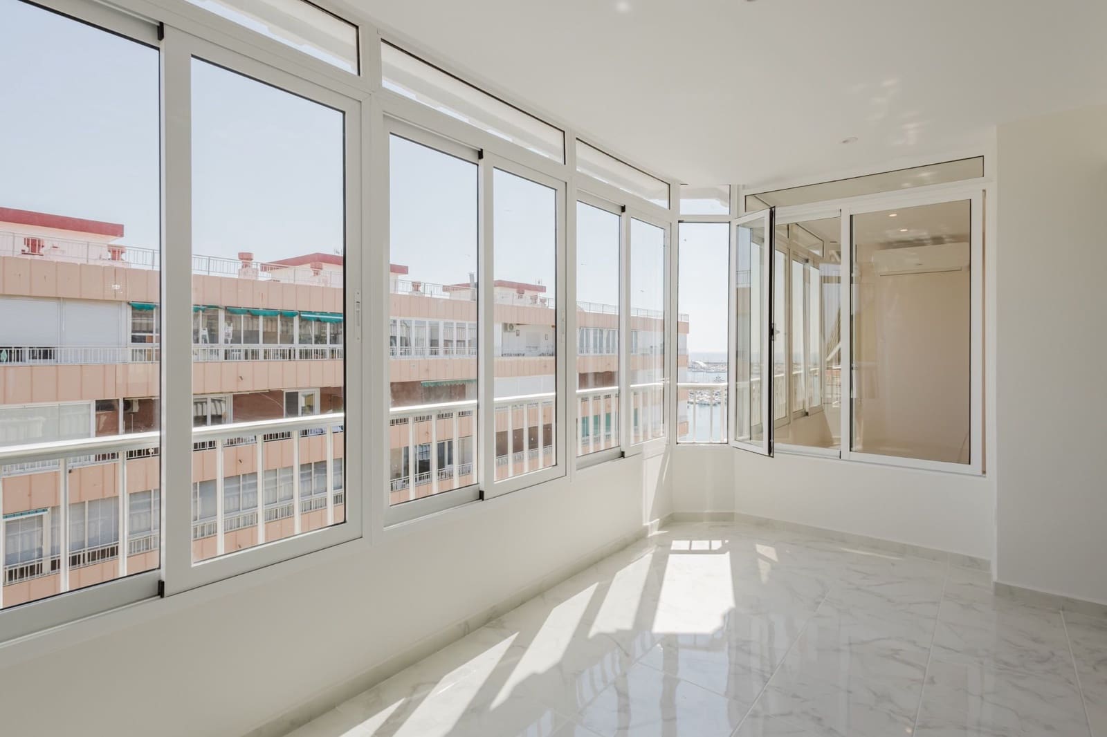 Apartamento de 3 habitaciones en Torrevieja en venta con piscina - 345.000 € (Ref: 9099546)