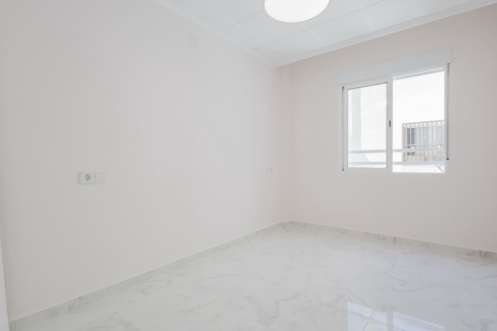 Apartamento de 3 habitaciones en Torrevieja en venta con piscina - 345.000 € (Ref: 9099546)