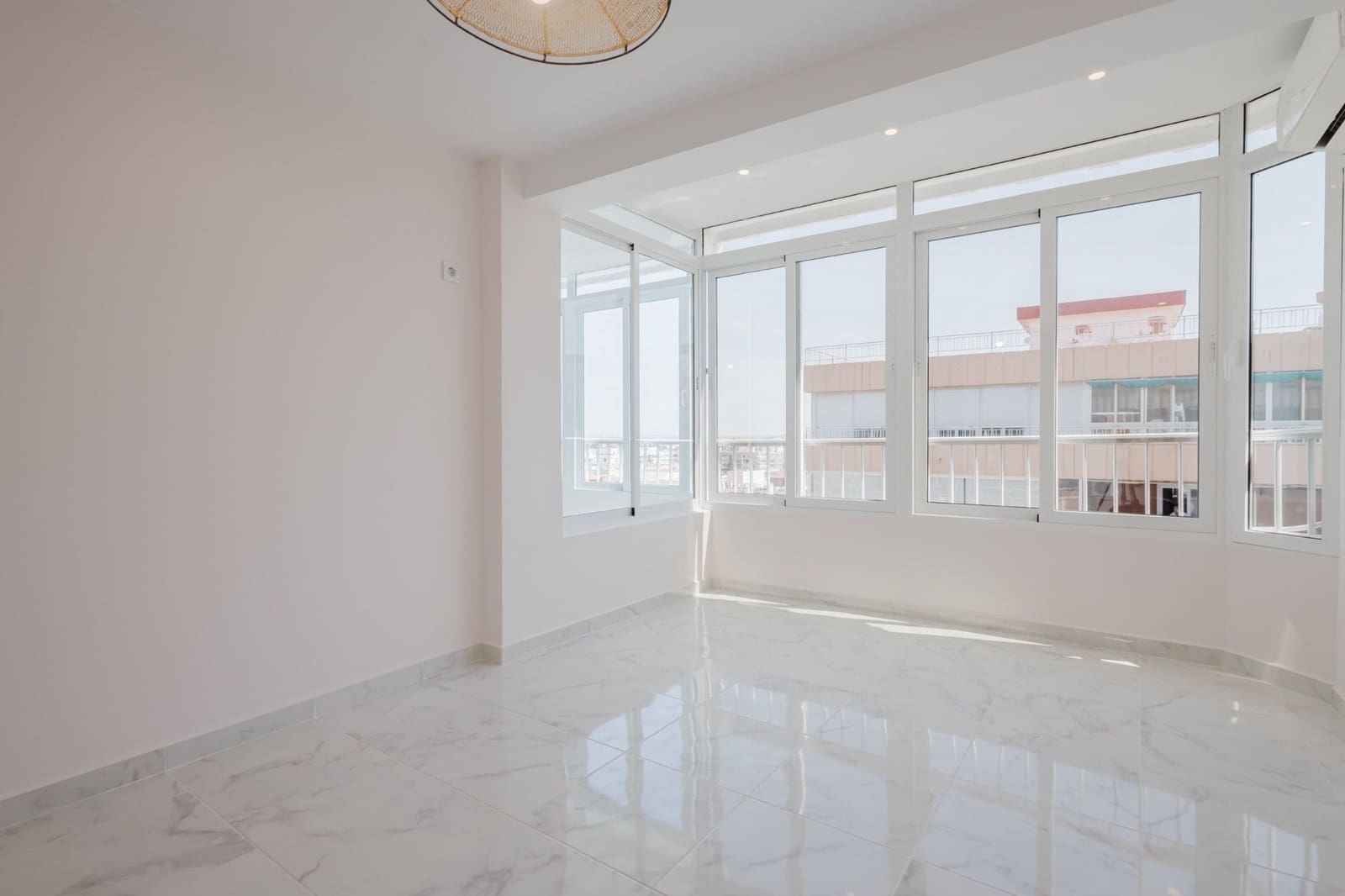 Apartamento de 3 habitaciones en Torrevieja en venta con piscina - 345.000 € (Ref: 9099546)