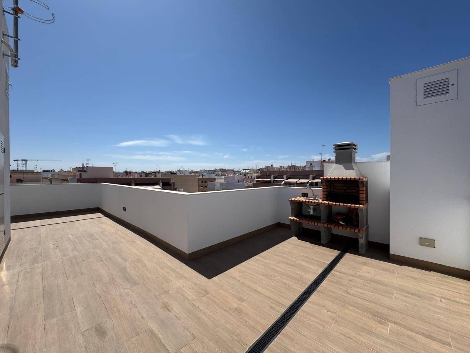 2 slaapkamer Penthouse te koop in Torrevieja met zwembad - € 390.000 (Ref: 9162746)