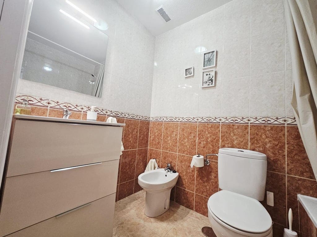 2 bedroom Apartment for sale in Torrevieja with pool garage - € 139,900 (Ref: 9509725)