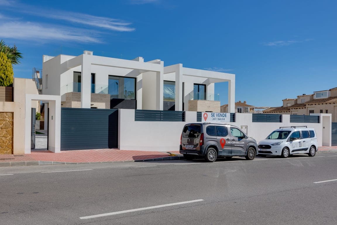 4 bedroom Villa for sale in Torrevieja - € 750,000 (Ref: 9509727)