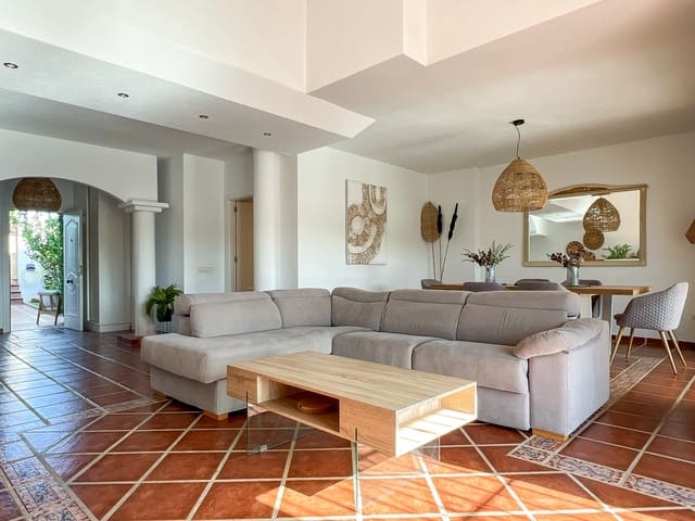 4 bedroom Townhouse for sale in Sitio de Calahonda, Mijas with pool garage - € 690,000 (Ref: 10043433)