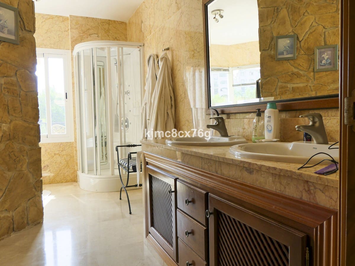 6 soverom Villa til salgs i Las Chapas med svømmebasseng garasje - € 1 600 000 (Ref: 6386371)