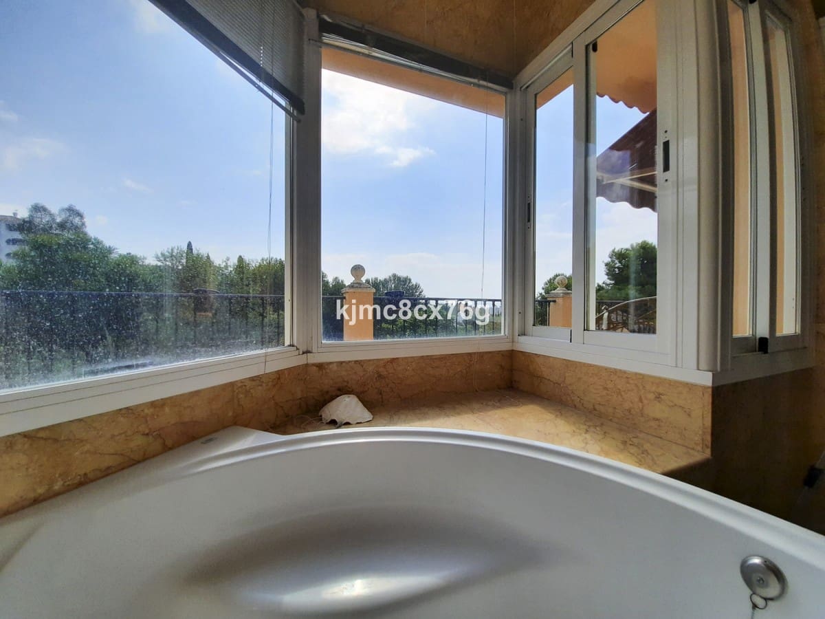 6 soverom Villa til salgs i Las Chapas med svømmebasseng garasje - € 1 600 000 (Ref: 6386371)