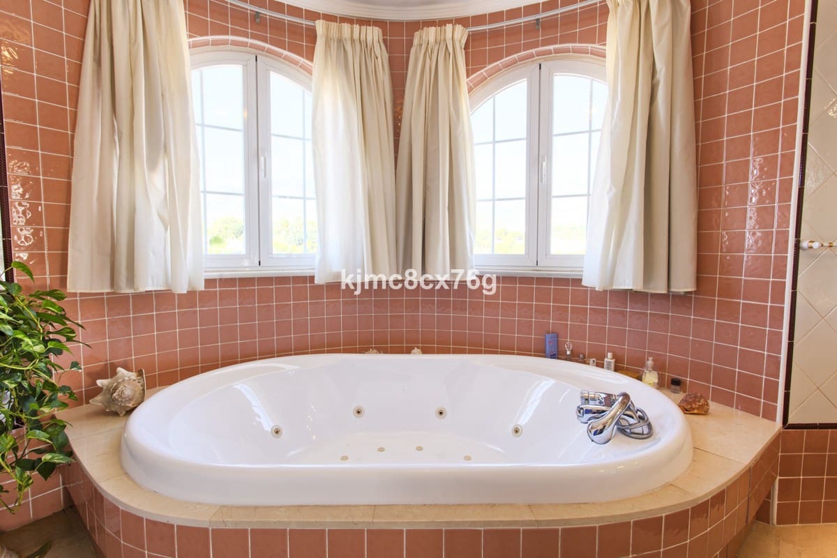 5 sypialnia Willa na sprzedaż w Torrequebrada z basenem garażem - 1 950 000 € (Ref: 6386376)